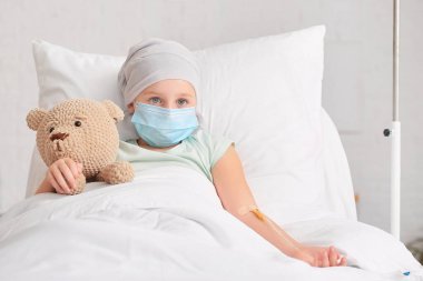 Klinikte kemoterapi gören küçük bir kız.