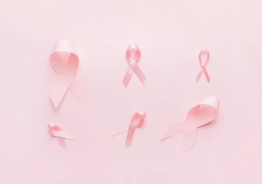 Renkli arka planda pembe kurdeleler. Göğüs kanseri farkındalığı konsepti