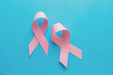 Renkli arka planda pembe kurdeleler. Göğüs kanseri farkındalığı konsepti