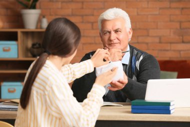 Ofiste hasta ile çalışan kıdemli erkek psikolog.