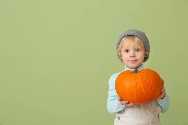 Renkli arka planda küçük şirin bir çocuk.