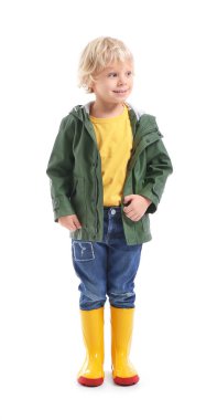 Beyaz arka planda sevimli küçük bir çocuk.