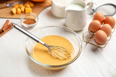 Masada lezzetli balkabağı kekleri hazırlıyorum.