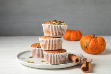 Masada lezzetli balkabaklı kek tabağı.