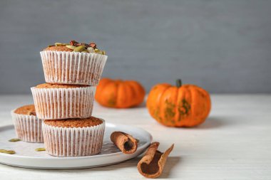 Masada lezzetli balkabaklı kek tabağı.