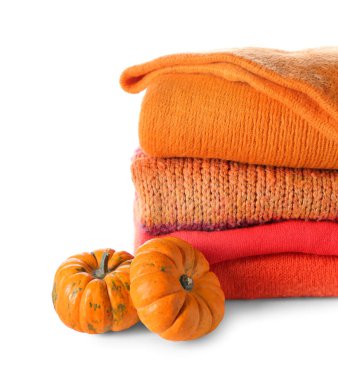 Beyaz arkaplanda sonbahar kıyafetleri