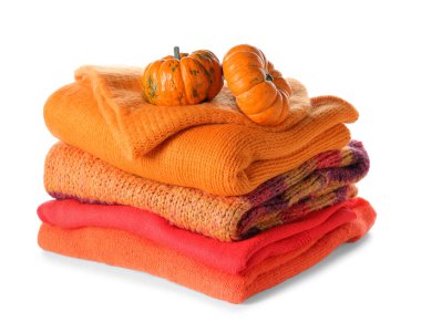 Beyaz arkaplanda sonbahar kıyafetleri