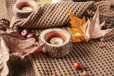 Sıcak sonbahar kıyafetleri, mumlar, üst manzara.