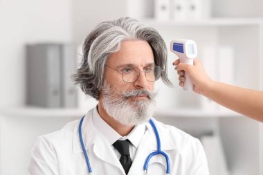 Klinikteki doktor sıcaklığının ölçümü