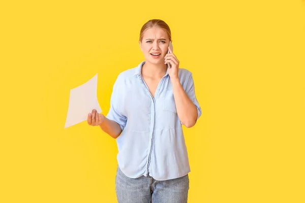 Jovem Estressada Conversando Por Telefone Celular Fundo Cor — Fotografia de Stock