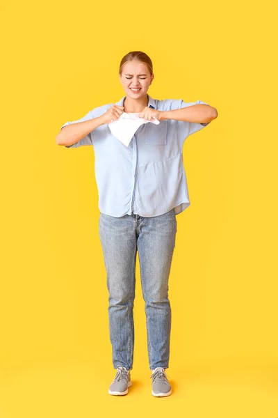 Gestreste Jonge Vrouw Met Papier Blad Kleur Achtergrond — Stockfoto
