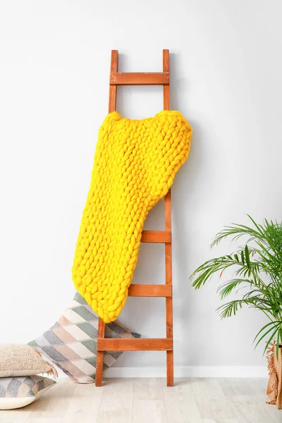 Houten Ladder Met Gebreide Ruitjes Kussens Bij Lichte Wand Kamer — Stockfoto