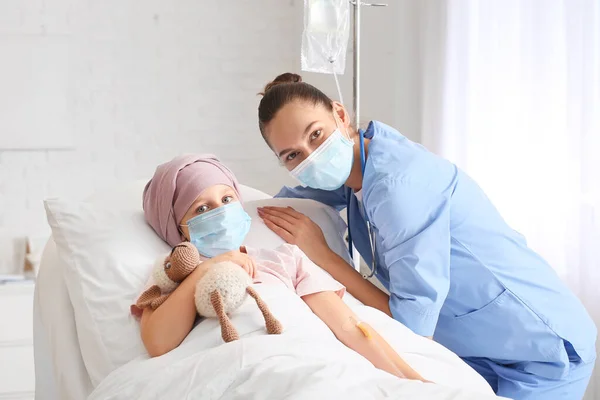 Verpleegster Klein Meisje Dat Chemotherapie Volgt Kliniek — Stockfoto