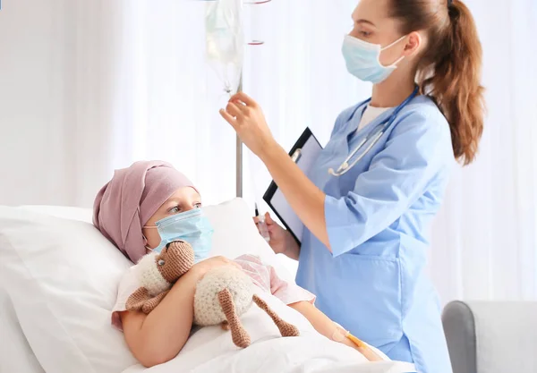 Sjuksköterska Och Liten Flicka Genomgår Kemoterapi Kurs Kliniken — Stockfoto