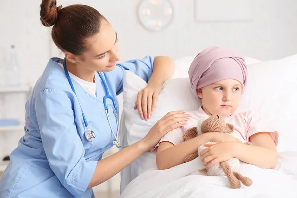 Verpleegster Klein Meisje Die Chemotherapie Ondergaan Kliniek — Stockfoto