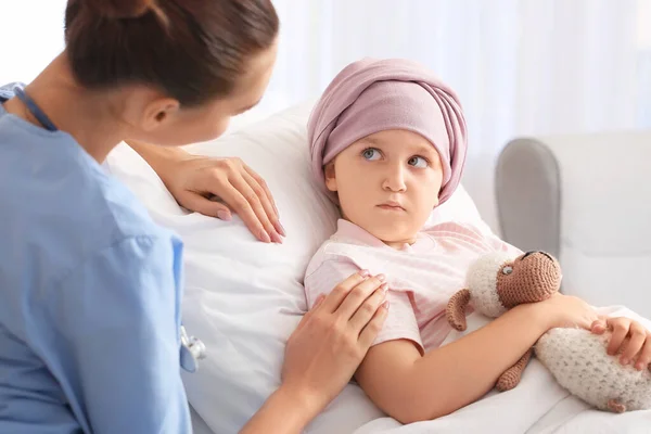 Νοσοκόμα Και Κοριτσάκι Που Υποβάλλονται Χημειοθεραπεία Στην Κλινική — Φωτογραφία Αρχείου