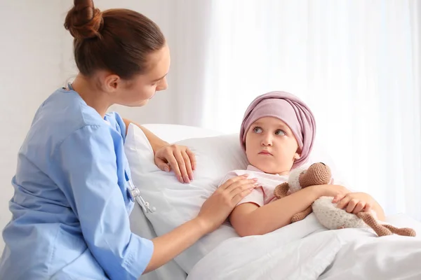 Hemşire Küçük Kız Klinikte Kemoterapi Görüyor — Stok fotoğraf