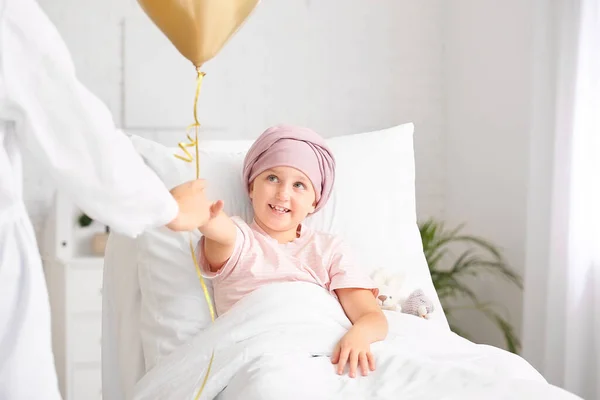 Medico Con Palloncino Dorato Bambina Corso Chemioterapia Clinica Concetto Consapevolezza — Foto Stock