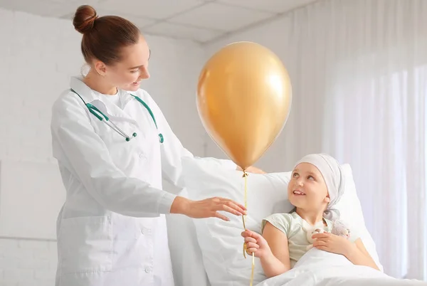 Medico Con Palloncino Dorato Bambina Corso Chemioterapia Clinica Concetto Consapevolezza — Foto Stock