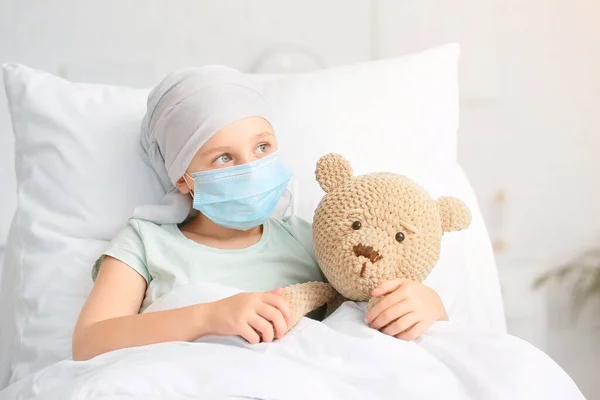 Gadis Kecil Yang Menjalani Kemoterapi Klinik — Stok Foto