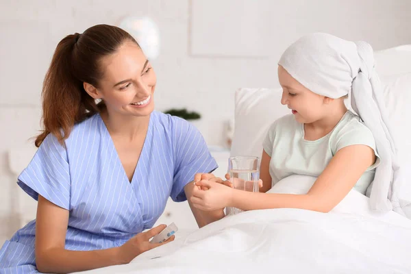 Donna Visita Alla Figlia Che Corso Chemioterapia Clinica Concetto Consapevolezza — Foto Stock