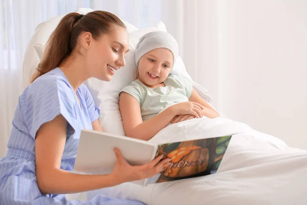 Donna Che Legge Libro Sua Figlia Che Corso Chemioterapia Clinica — Foto Stock