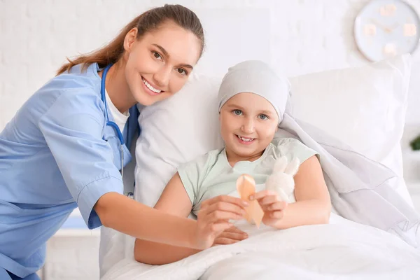 Doctor Niña Con Cinta Dorada Clínica Concepto Concienciación Sobre Cáncer — Foto de Stock