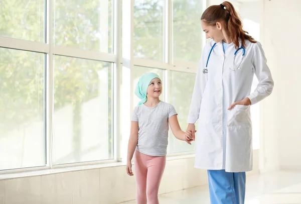 Γιατρός Και Κοριτσάκι Στην Κλινική Έννοια Ευαισθητοποίησης Για Τον Καρκίνο — Φωτογραφία Αρχείου