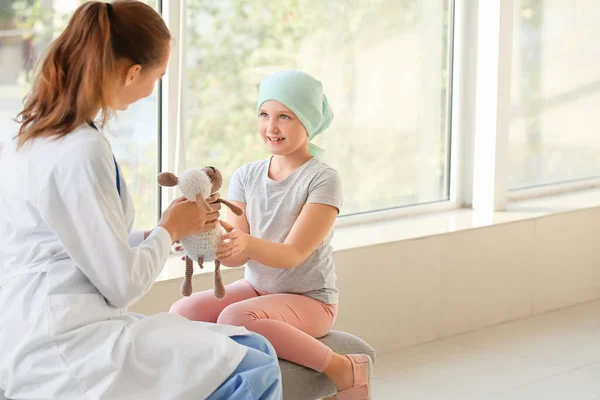 Dottore Bambina Clinica Concetto Consapevolezza Del Cancro Infantile — Foto Stock