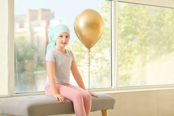 Маленька Дівчинка Золотою Кулею Клініці Концепція Обізнаності Про Рак Дитинстві — стокове фото