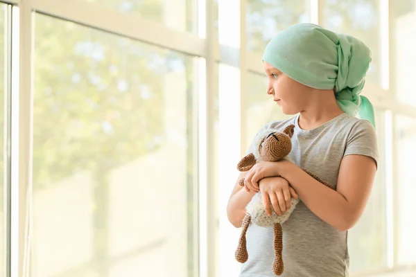 Μικρό Κορίτσι Μετά Την Πορεία Της Χημειοθεραπείας Κοντά Στο Παράθυρο — Φωτογραφία Αρχείου