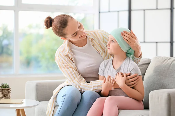 Klein Meisje Chemotherapie Met Haar Moeder Thuis — Stockfoto