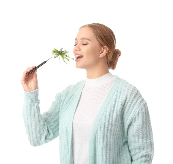 Mujer Joven Comiendo Hierba Trigo Sobre Fondo Blanco — Foto de Stock