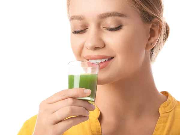 Mujer Joven Con Jugo Hierba Trigo Sobre Fondo Blanco — Foto de Stock