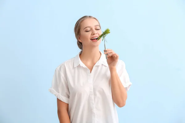 Jovem Mulher Comendo Wheatgrass Fundo Cor — Fotografia de Stock