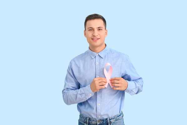 ピンクのリボンを背景にした男 乳がんの認知概念 — ストック写真