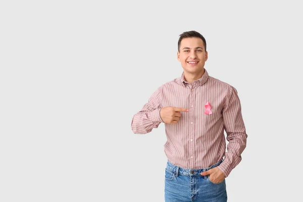 バックライトにピンクのリボンをつけた男 乳がんの認知概念 — ストック写真