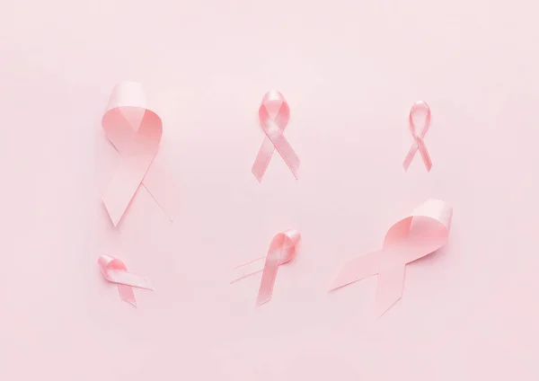 Cintas Rosadas Sobre Fondo Color Concepto Conciencia Sobre Cáncer Mama — Foto de Stock