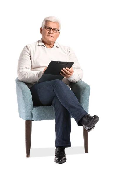 Senior Männlicher Psychologe Sitzt Sessel Auf Weißem Hintergrund — Stockfoto