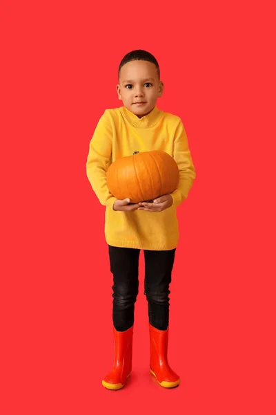 Lindo Chico Afroamericano Con Calabaza Sobre Fondo Color — Foto de Stock