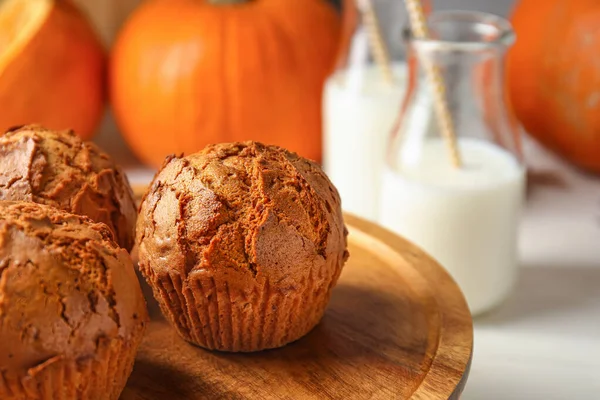 Dessertstandaard Met Lekkere Pompoenmuffins Tafel Close — Stockfoto