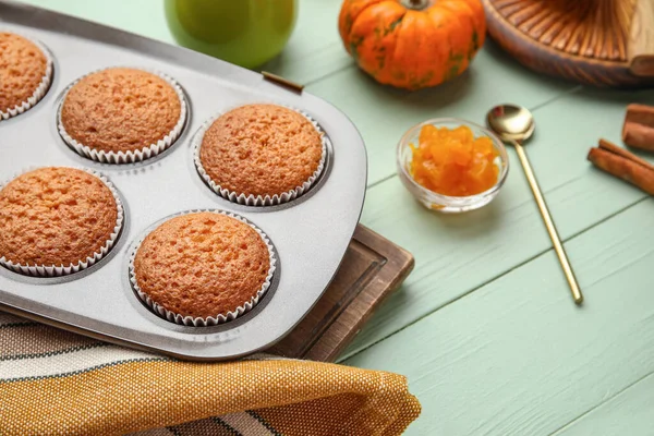 Bakplaat Met Lekkere Pompoenmuffins Tafel — Stockfoto