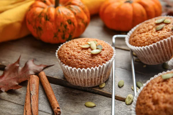 Cooling Rack Tasty Pumpkin Muffins Table — Stock Photo, Image