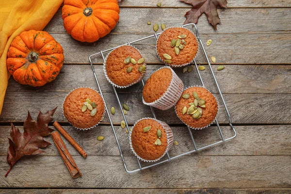 Cooling Rack Tasty Pumpkin Muffins Table — Stock Photo, Image