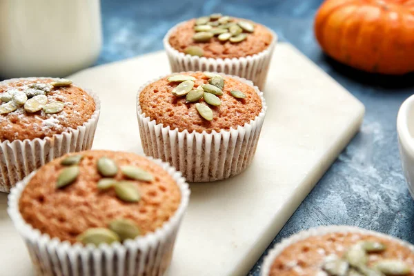 Leckere Kürbis Muffins Auf Farbigem Hintergrund — Stockfoto