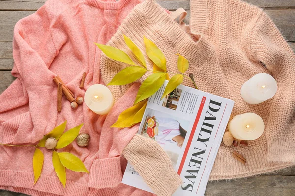 Composição Outono Com Roupas Elegantes Jornal Fundo Madeira — Fotografia de Stock