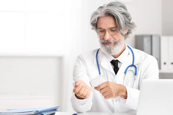 Doctor Measuring His Temperature Clinic — Stock Photo, Image