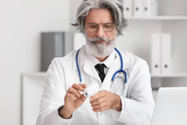 Doctor Measuring His Temperature Clinic — Stock Photo, Image