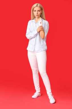 Renkli arka planda yavaş iyileşme sorunu olan bir kadın. Diyabet belirtileri