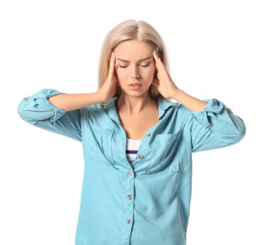 Beyaz arka planda stresli genç bir kadın